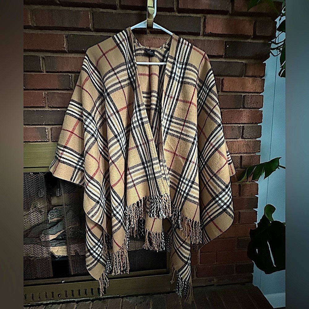 🛍️V. Fraas  Classic looking 100% Acrylic poncho gorgeous.